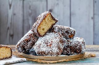 Kokosanki i ptasie mleczko w jednym deserze – połączenie idealne! Przepis na Lamingtony, którym się nie oprzesz