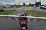 Załadował drzwi na motorower i ruszył w miasto. Nawet policjantów zdziwił ten widok