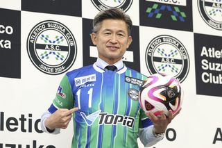 Oto najstarszy piłkarz na świecie. Uwierzycie, że można tak grać w takim wieku? [GALERIA]