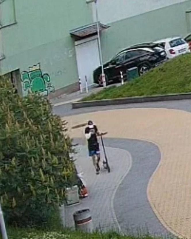 Nowy postrach seniorów we Wrocławiu. Złodziej na hulajnodze zrywa łańcuszki, policja szuka przestępcy