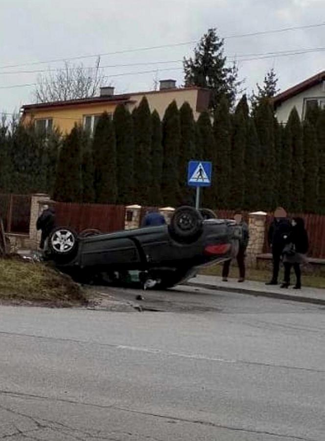 Radomsko. Kapliczka kompletnie zniszczona. Szokujący wypadek. Policja poszukuje mężczyzny z renaulta [ZDJĘCIA]