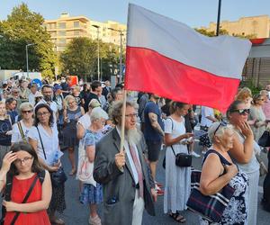 80. rocznica Powstania Warszawskiego. Wanda Traczyk-Stawska namawia do wybaczenia, a tłum skanduje: „Niemcy to mordercy”