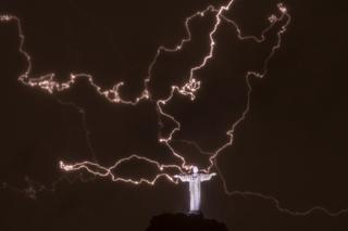 KONIEC ŚWIATA! Słynny Chrystus z Rio stracił palec przez piorun! NIESAMOWITE ZDJĘCIA