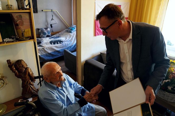 Niezwykły jubileusz w Jastrzębiu-Zdroju. Pan Leopold skończył 101 lat i wciąż zadziwia