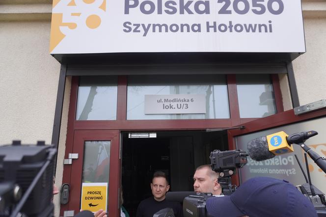 Protest rolników w Białymstoku. Siano i obornik przed biurem marszałka Hołowni