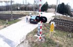 O krok od tragedii. Samochód zepsuł się im na przejeździe. LIczyły się sekundy