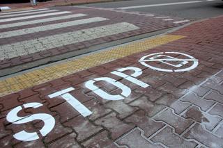 STOP smartfonom na przejściach dla pieszych! Nowe oznakowanie w Starachowicach