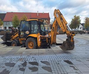 Koparka wjechała na fontannę i się zapadła. Burmistrz: „Chce mi się wyć!”