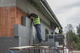 Budownictwo 2025 - gdzie brakuje rąk do pracy, a gdzie panuje przesyt? 