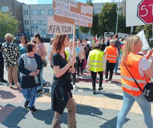 Mieszkańcy protestują: nie damy zabić się asfaltem. „Boję się o życie swojego półrocznego synka”