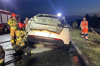 Samochód elektryczny w ogniu na trasie S5. Dogaszanie trwało kilka godzin [ZDJĘCIA]