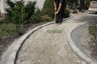 Nawierzchnie z kostki brukowej. Przygotowanie podbudowy pod kostkę