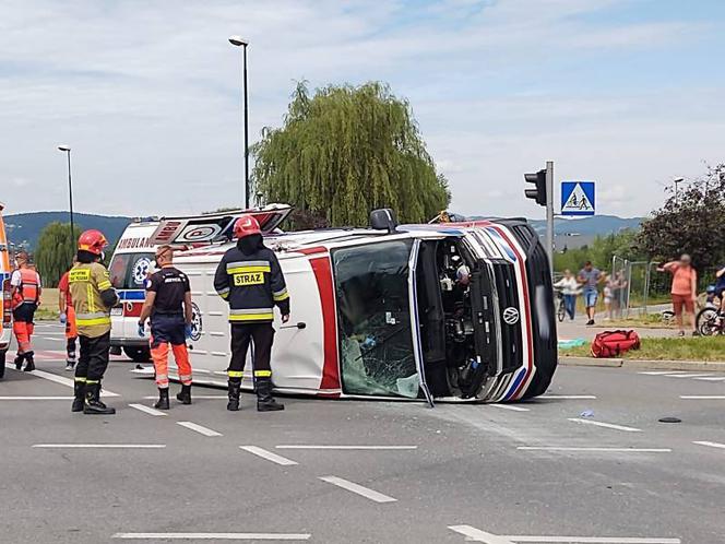 Wypadek w Nowy Sączu. Matka z dzieckiem jechała karetką do szpitala. Ambulans zderzył się z osobówką