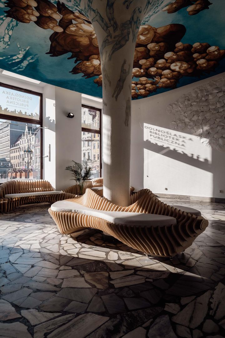 Galeria pod Plafonem i strefa wejściowa Dolnośląskiej Biblioteki Publicznej na rynku