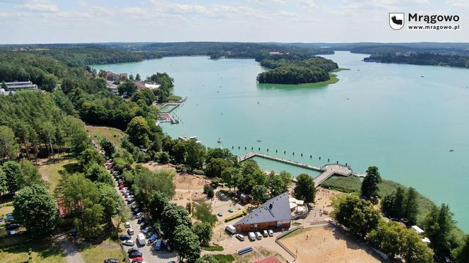 Ogromny pomost i piaszczysta plaża. To miejsce na Mazurach przyciąga tłumy turystów. Zobacz zdjęcia