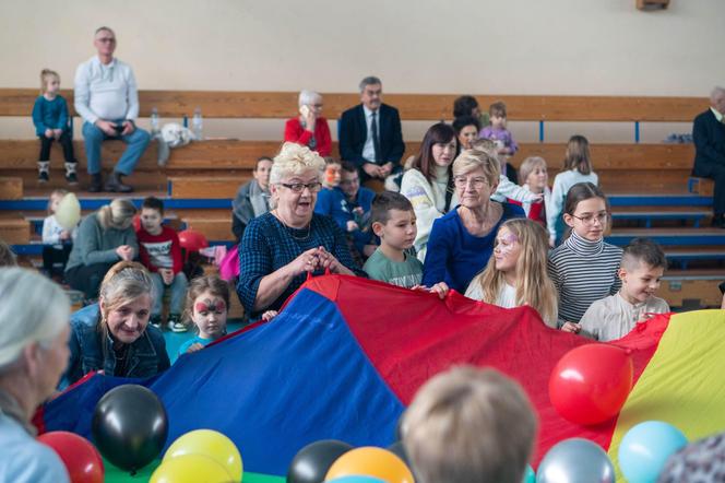 Na imprezie Babcie i Dziadkowie z Łukowa i okolic bawili się wspólnie ze swoimi dziećmi i wnuczętami