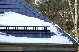 Jak zatrzymać śnieg zsuwający się z dachu? Bariery przeciwśniegowe zapobiegną nieszczęściu