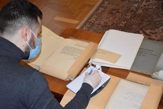 Dokumenty sprzed kilkudziesięciu lat znalezione w urzędzie miasta