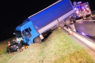 Kierowca mercedesa wjechał pod ciężarówkę 