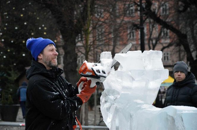 Rekordziści Guinnessa w rzeźbieniu w lodzie na przemyskim jarmarku świątecznym