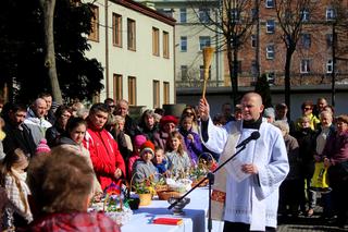 Święcenie pokarmów w Szczecinie. Mieszkańcy od rana odwiedzają kościoły z koszyczkami wielkanocnymi