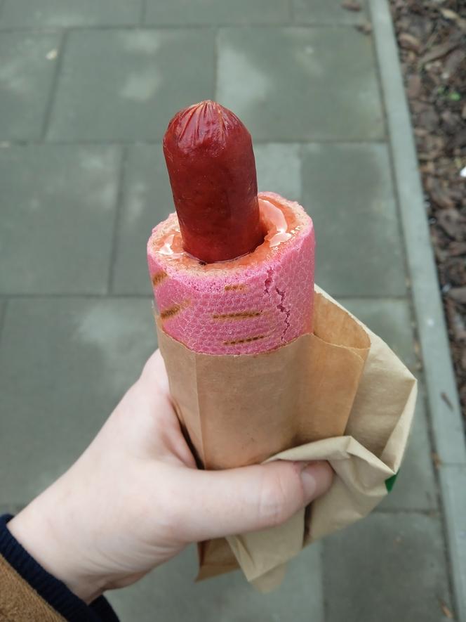 Różowy hot-dog w Żabce na Walentynki