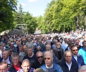Pielgrzymka mężczyzn do Piekar Śląskich 2025. Tysiące wiernych na Kalwaryjskim Wzgórzu