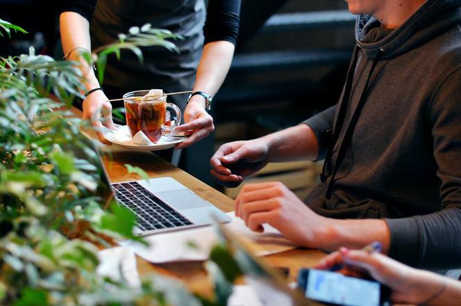 Tutaj popracujesz i zjesz coś dobrego! Oto TOP 8 kawiarni do pracy w Warszawie [PRZEGLĄD]