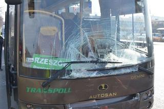 Autobus wjechał w osobówkę. Troje rannych pasażerów w szpitalu
