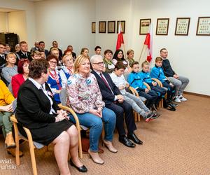 „Niech połączy nas hymn” - piękna, kolorowa premiera w siedzibie Starostwa Powiatowego