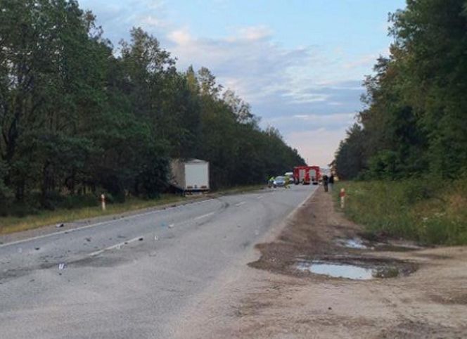 Śmiertelny wypadek na DK 12 pod Piotrkowem Tryb. Kierujący chevroletem wjechał pod tira [ZDJĘCIA]