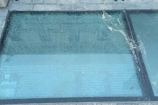 Pęknięta szyba w „oknie czasu” na deptaku w Lublinie