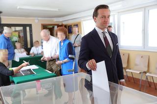 Krzysztof Bosak wystroił się na wybory. Eleganckie mokasyny bez skarpetek i krawat w trzech kolorach [ZDJĘCIA]