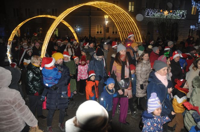 Orszak Świętego Mikołaja i choinka w Rynku w Kielcach