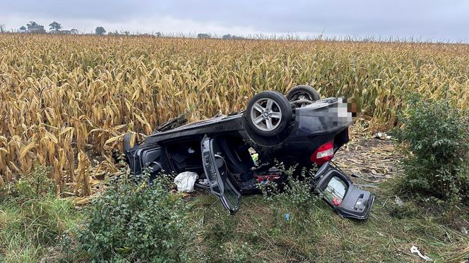 Śmiertelny wypadek pod Kutnem. Kierujący BMW dachował na prostym odcinku drogi [ZDJĘCIA]