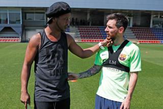 Ronaldinho znów w Barcelonie! Messi i Neymar zachwyceni [ZDJĘCIA]