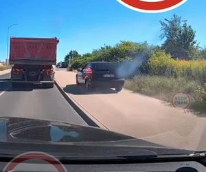 Spieszyło mu się, więc zrobił coś głupiego. Szaleniec w BMW pędził chodnikiem!