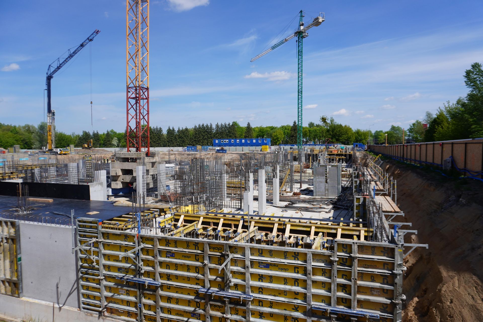 Budowa osiedla Mistrzów Olimpijskich pod Warszawą. Udziałowcem Robert Lewandowski. Maj 2025