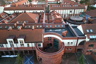 Szkoła wielka jak miasteczko i na dodatek dobrej jakości. Zaprojektowali ją dla tysiąca uczniów Stanisław Niemczyk, Anna i Marek Kuszewscy