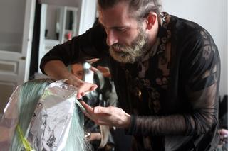 Jednoręki mistrz fryzur