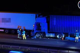 Dramat na trasie S8 w Warszawie. Dwa tiry i osobówka roztrzaskane