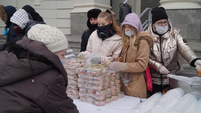 Wigilia dla bezdomnych i potrzebujących przed bydgoską Bazyliką [ZDJĘCIA]