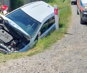 Wypadek na DK 42 w Parszowie. Auto wylądowało w rowie