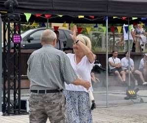 Starachowickie potańcówki na Rynku. Międzypokoleniowa zabawa pełna radości! Zobacz niezapomniane zdjęcia