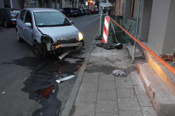 Grudziądz: Pijany jak smok za kierownicą toyoty yaris. Wariacki rajd skończył na budynku