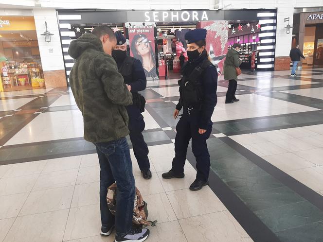 Policjanci szturmują galerie handlowe