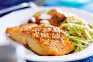 Co pasuje do pieczonego łososia?