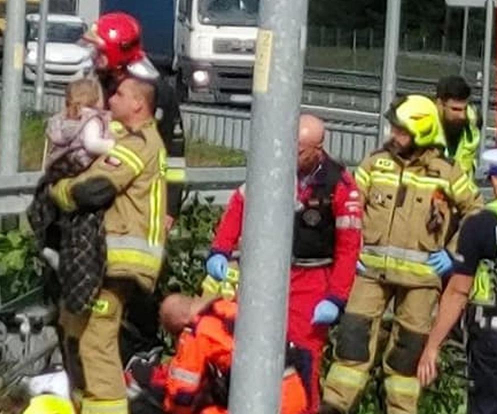 Dziewczynka otulona kocem na rękach strażaka. Na S3 pod Gorzowem Wielkopolskim doszło do potwornego wypadku [ZDJĘCIA] 