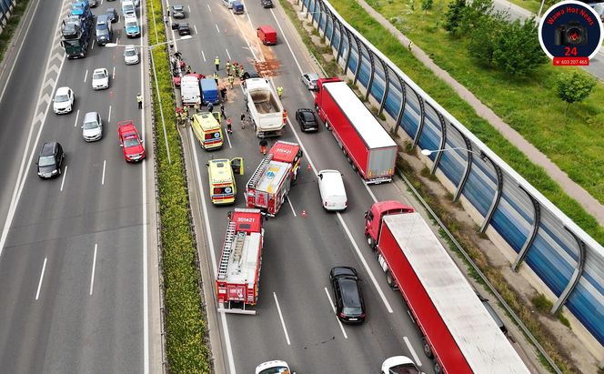 Karambol na S8 w Warszawie. Lądował śmigłowiec LPR. Zderzenie ośmiu pojazdów przed mostem
