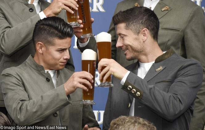 Robert Lewandowski i James Rodriguez z kuflami piwa w rękach